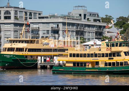 Balmain Shipyard et Queenscliff, Golden Grove ferries étant entretenus, avec l'ancienne usine Colgate Palmolive, Sydney, Nouvelle-Galles du Sud, Australie Banque D'Images