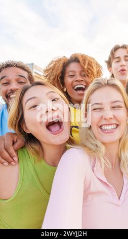 Groupe multiethnique d'amis prenant un selfie heureux Banque D'Images