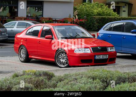 OSTRAVA, RÉPUBLIQUE TCHÈQUE - 21 AOÛT 2023 : Red Skoda Octavia 1ère génération de voiture liftback après le réglage Banque D'Images