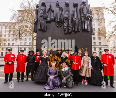 Londres, Royaume-Uni. 7 avril 2024. Les médaillés, vêtus de différents costumes d'époque de l'histoire de l'Angleterre, aidés par quelques retraités de Chelsea, au semi-marathon de Londres cette année .Paul Quezada Neiman/Alamy Live News Banque D'Images