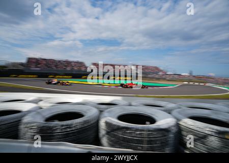 Suzuka, Japon. 7 avril 2024. Le pilote Ferrari Charles Leclerc (R) de Monaco concourt avec le pilote de Red Bull Sergio Perez du Mexique lors du Grand Prix du Japon de formule 1 sur le circuit de Suzuka à Suzuka, Japon, le 7 avril 2024. Crédit : Zhang Xiaoyu/Xinhua/Alamy Live News Banque D'Images