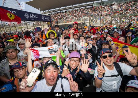 Suzuka, Japon. 7 avril 2024. Les fans réagissent après le Grand Prix du Japon de formule 1 sur le circuit de Suzuka à Suzuka, au Japon, le 7 avril 2024. Crédit : Zhang Xiaoyu/Xinhua/Alamy Live News Banque D'Images