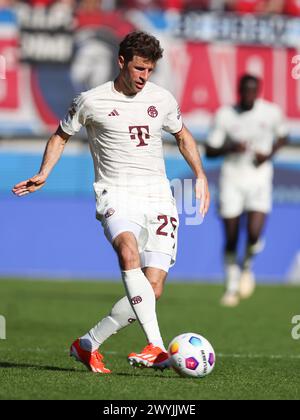 HEIDENHEIM, ALLEMAGNE - 06 AVRIL : Thomas Mueller du Bayern Muenchen court avec un ballon pendant le match de Bundesliga entre 1. FC Heidenheim 1846 et FC Bayern München au Voith-Arena le 06 avril 2024 à Heidenheim, Allemagne. © diebilderwelt / Alamy Stock © diebilderwelt / Alamy Stock Banque D'Images