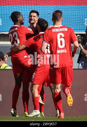 HEIDENHEIM, ALLEMAGNE - 06 AVRIL : Tim Kleindienst du FC Heidenheim célèbre avec Omar Haktab Traore du FC Heidenheim alors qu'il marque le but lors du match de Bundesliga entre 1. FC Heidenheim 1846 et FC Bayern München au Voith-Arena le 06 avril 2024 à Heidenheim, Allemagne. © diebilderwelt / Alamy Stock © diebilderwelt / Alamy Stock Banque D'Images