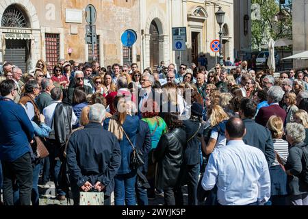 Roma, Italie. 21 mars 2024. Passeggiata per il centro di Roma da Largo Argentina a San Francesco a Ripa con Francesco Rutelli. Nella foto il gruppo sull'isola Tiberina- Cronaca - Roma, Italia - Domenica 7 Aprile 2024 (foto Valentina Stefanelli/LaPresse)&#xa0;traversez le centre de Rome de Largo Argentina à San Francesco a Ripa avec Francesco Rutelli. Sur la photo le groupe sur Isola Tiberina - Actualités - Rome, Italie - dimanche 7 avril 2024 (photo Valentina Stefanelli/LaPresse) crédit : LaPresse/Alamy Live News Banque D'Images