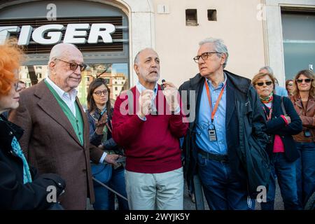 Passeggiata per il centro di Roma da Largo Argentina a San Francesco a Ripa con Francesco Rutelli. Nella foto Francesco Rutelli Andrea Carandini e Paolo Carafa a largo di Torre Argentina- Cronaca - Roma, Italia - Domenica 7 Aprile 2024 (foto Valentina Stefanelli/LaPresse)&#xa0;traversez le centre de Rome de Largo Argentina à San Francesco a Ripa avec Francesco Rutelli. Sur la photo Francesco Rutelli Andrea Carandini et Paolo Carafa au large de Torre Argentina - Actualités - Rome, Italie - dimanche 7 avril 2024 (photo Valentina Stefanelli/LaPresse) Banque D'Images