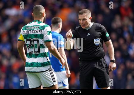 Cameron carter-Vickers du Celtic (à gauche) est averti par l’arbitre John Beaton lors du match Cinch Premiership au Ibrox Stadium, Glasgow. Date de la photo : dimanche 7 avril 2024. Banque D'Images