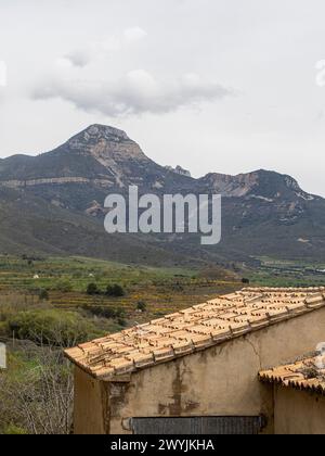 Pic Gratal dans la Sierra de Guara vu de la ville de Bolea Huesca, Aragon, Espagne Banque D'Images