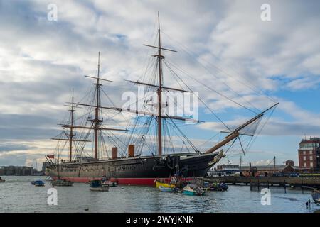 The Hard, Portsmouth, Royaume-Uni - 11 février 2024 : amarré à l'Historic Dockyard HMS Warrior a été la première frégate à coque de fer britannique et lancée en 1860. Banque D'Images