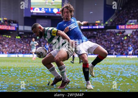 Cameron carter-Vickers du Celtic (à gauche) et Fabio Silva des Rangers se battent pour le ballon lors du Cinch Premiership match au Ibrox Stadium, Glasgow. Date de la photo : dimanche 7 avril 2024. Banque D'Images