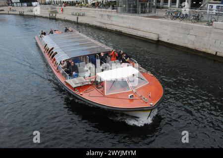 Copenhague, Danemark /07 avril 2024/.visite des canaux Copenhague croisière canard dans le canal de Copenhague ou canal dans la capitale danoise. (Photo.Francis Joseph Dean/Dean Pictures) Banque D'Images