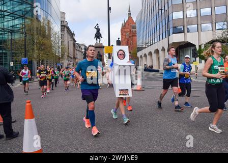 Londres, Royaume-Uni. 7 avril 2024. Les coureurs participant au semi-marathon London Landmarks traversent le centre de Londres. Crédit : Vuk Valcic/Alamy Live News Banque D'Images