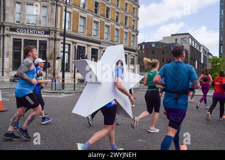 Londres, Royaume-Uni. 7 avril 2024. Les coureurs participant au semi-marathon London Landmarks traversent le centre de Londres. Crédit : Vuk Valcic/Alamy Live News Banque D'Images