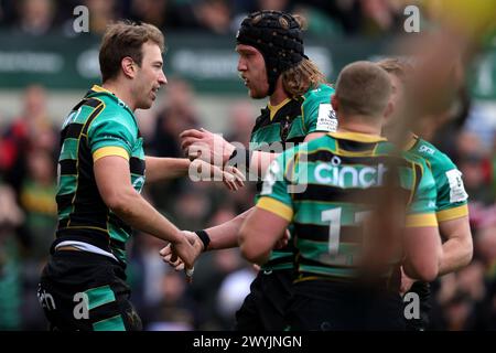 Northampton, Angleterre, 7 avril 2024. James Ramm de Northampton célèbre après avoir marqué son premier essai avec Alex Moon lors du match de la Coupe des Champions Investec entre Northampton et Munster au Cinch Stadium de Franklin's Gardens. Crédit : Ben Whitley/Alamy Live News Banque D'Images