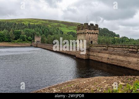 Réservoir Howden dans le Peak District dans le Derbyshire, Angleterre. Ces tours et réservoir ont été utilisés par le célèbre escadron Dambusters. Banque D'Images