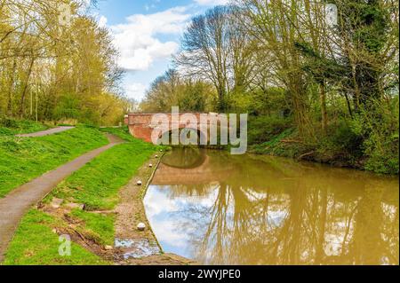 Une vue depuis l'écluse d'Aylestone Mill vers un pont sur le Grand Union canal à Aylestone Meadows, Leicester, Royaume-Uni au printemps Banque D'Images