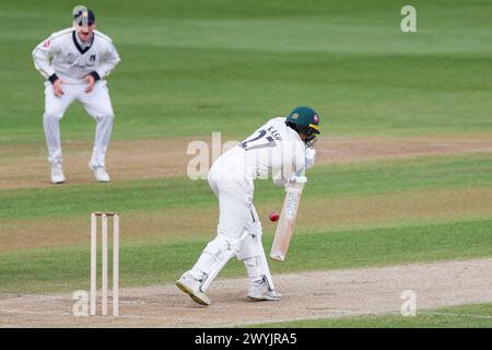 Birmingham, Royaume-Uni. 07 avril 2024. Kashif Ali du Worcestershire en action lors du jour 3 du match de Vitality County Championship Division 1 entre Warwickshire CCC et Worcestershire CCC à Edgbaston Cricket Ground, Birmingham, Angleterre le 7 avril 2024. Photo de Stuart Leggett. Utilisation éditoriale uniquement, licence requise pour une utilisation commerciale. Aucune utilisation dans les Paris, les jeux ou les publications d'un club/ligue/joueur. Crédit : UK Sports pics Ltd/Alamy Live News Banque D'Images