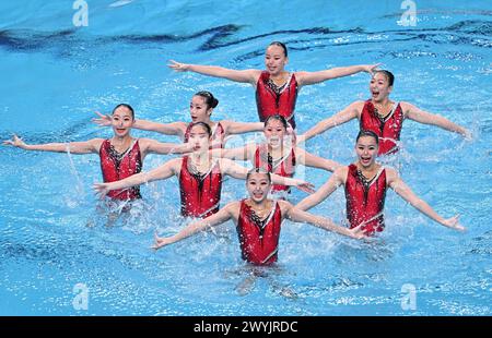 Pékin, Chine. 7 avril 2024. L'équipe chinoise de Hong Kong concourt lors de la finale acrobatique par équipe à la Coupe du monde de natation artistique de World Aquatics 2024 à Pékin, Chine, le 7 avril 2024. Crédit : Xia Yifang/Xinhua/Alamy Live News Banque D'Images