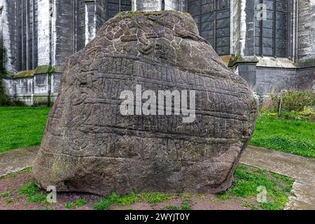 France, Seine-maritime (76), Rouen, jardin de l’Hôtel-de-ville, où se trouve l’église abbatiale Saint-Ouen et une copie de la grosse Pierre de Jelling Banque D'Images