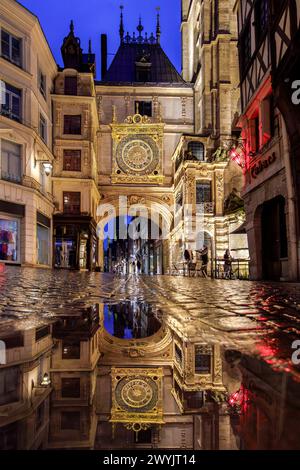 France, Seine-maritime, Rouen, reflet du gros-horloge dans une flaque d'eau de pluie sur les pavés de la rue, horloge astronomique au mécanisme du XIVe siècle et cadran du XVIe siècle Banque D'Images