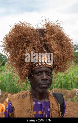 Cameroun, secteur ouest, quartier de Ndé, Bagangté, cérémonie funéraire, homme portant des vêtements traditionnels Banque D'Images