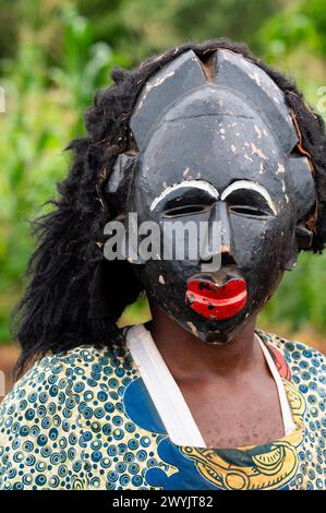 Cameroun, secteur ouest, quartier de Ndé, Bagangté, cérémonie funéraire, un homme déguisé en femme avec masque Banque D'Images