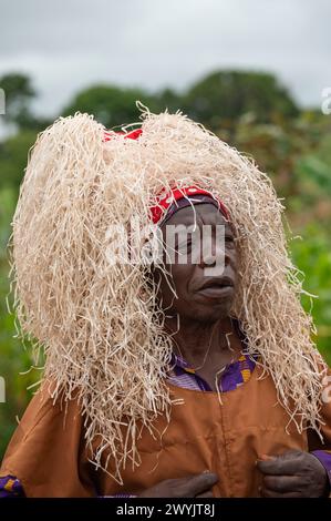 Cameroun, secteur ouest, quartier de Ndé, Bagangté, cérémonie funéraire, homme portant des vêtements traditionnels Banque D'Images