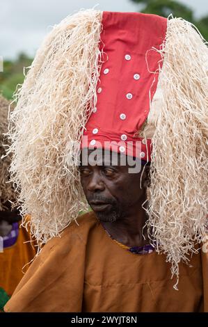 Cameroun, secteur ouest, quartier de Ndé, Bagangté, cérémonie funéraire, homme portant des vêtements traditionnels Banque D'Images