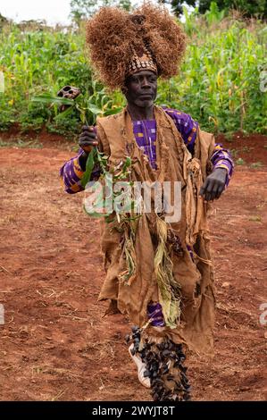 Cameroun, secteur ouest, quartier de Ndé, Bagangté, cérémonie funéraire, homme portant des vêtements traditionnels Banque D'Images