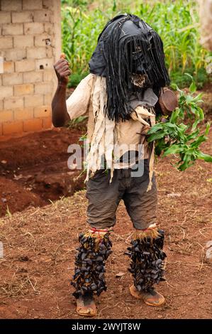 Cameroun, secteur ouest, quartier de Ndé, Bagangté, cérémonie funéraire, homme portant des vêtements traditionnels avec masque de lion Banque D'Images