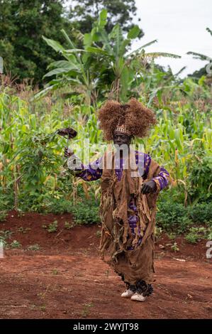 Cameroun, secteur ouest, quartier de Ndé, Bagangté, cérémonie funéraire, homme portant des vêtements traditionnels Banque D'Images