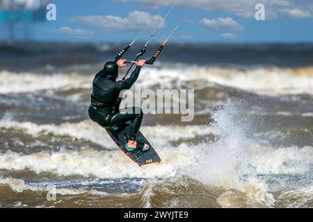 Kite surfer, Southport, Merseyside. 04/07/24. Un kitesurf profite pleinement de la tempête Kathleen qui déferle les vagues et les vents forts qui poussent le long des rives de Southport Beach dans le Merseyside. Crédit : Cernan Elias/Alamy Live News Banque D'Images