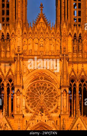 France, Marne, Reims, cathédrale notre Dame, classée au Patrimoine mondial de l'UNESCO, façade ouest, rosace, baptême de Clovis (centre) par l'évêque Saint Rémi, en présence de Clotilde, sa femme et inspiration de sa conversion, des assistants évêques et de l'ermite Montan Banque D'Images