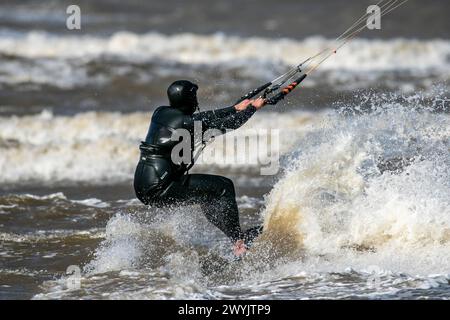 Kite surfer, Southport, Merseyside. 04/07/24. Un kitesurf profite pleinement de la tempête Kathleen qui déferle les vagues et les vents forts qui poussent le long des rives de Southport Beach dans le Merseyside. Crédit : Cernan Elias/Alamy Live News Banque D'Images