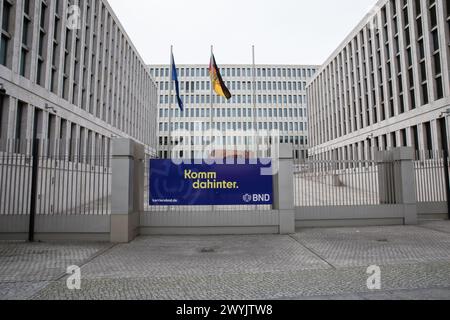 Le 7 avril 2024, les projecteurs sur le Bundesnachrichtendienst (BND), la première agence de renseignement étrangère allemande, dont le siège se dresse fièrement au cœur de Berlin. À mesure que le monde évolue, le BND reste à la pointe du renseignement international, avec une mission aussi cruciale que jamais : protéger les intérêts mondiaux de l'Allemagne. La portée opérationnelle du BND est vaste et se concentre sur des domaines essentiels à la sécurité nationale et mondiale, comme le terrorisme international, les armes de destruction massive, le crime organisé et les cybermenaces. Son capab de surveillance électronique et de collecte de renseignements Banque D'Images