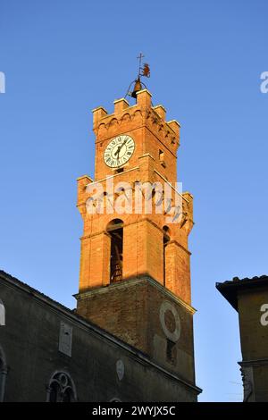 Italie, Toscane, Val d'Orcia, classée au patrimoine mondial de l'UNESCO, Pienza, le Palazzo Comunale Banque D'Images