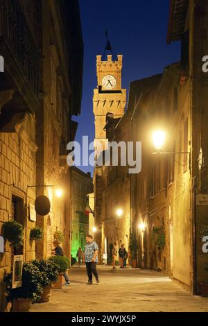 Italie, Toscane, Val d'Orcia, classée au patrimoine mondial de l'UNESCO, Pienza, le Palazzo Comunale Banque D'Images