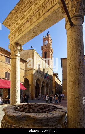 Italie, Toscane, Val d'Orcia, classé au patrimoine mondial de l'UNESCO, Pienza, Piazza Pio II, le puits et le Palazzo Comunale Banque D'Images