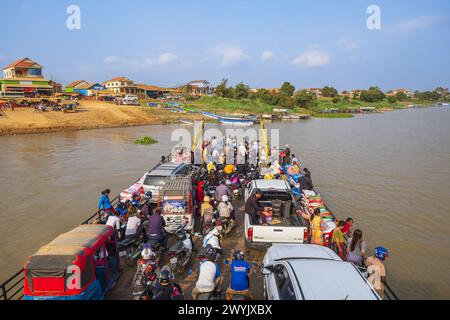 Cambodge, Kampong Chhnang, ferry traversant la rivière Tonle SAP pour rejoindre le village de Kampong Leng Banque D'Images