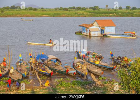 Cambodge, Kampong Chhnang, les rives de la rivière Tonlé SAP, communauté de Chams vietnamiens et musulmans vivant sur la rivière Banque D'Images