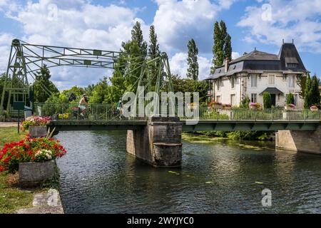 France, deux-Sèvres, le Marais poitevin, Venise verte, Magné, cyclistes traversant le pont-levis métallique datant de 1901 Banque D'Images