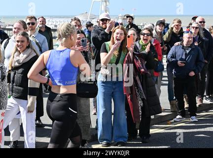 Brighton UK 7 avril 2024 - des milliers de coureurs participent au marathon de Brighton par une journée ensoleillée mais venteuse : Credit Simon Dack / Alamy Live News Banque D'Images