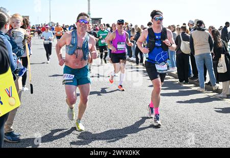 Brighton UK 7 avril 2024 - des milliers de coureurs participent au marathon de Brighton par une journée ensoleillée mais venteuse : Credit Simon Dack / Alamy Live News Banque D'Images