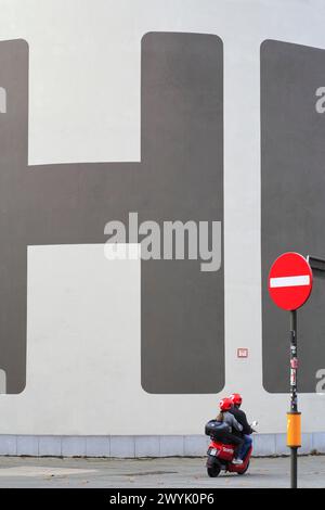 Belgique, Flandre, Anvers, quartier Het Zuid, M HKA (Musée d'Art contemporain d'Anvers) conçu par l'architecte Michel Grandsard et inauguré en 1987, façade et scooter Banque D'Images