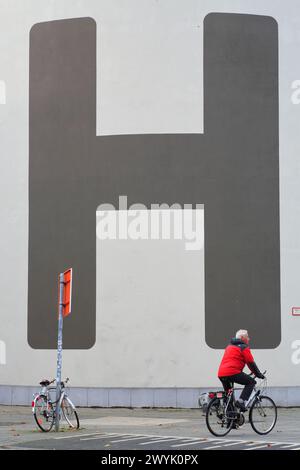 Belgique, Flandre, Anvers, quartier Het Zuid, M HKA (Musée d'Art contemporain d'Anvers) conçu par l'architecte Michel Grandsard et inauguré en 1987, façade et cycliste Banque D'Images