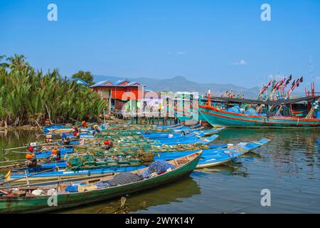 Cambodge, province de Kampot, Kampot, Traeuy Kaoh ou île aux poissons, village de Doun Taok habité par l'ethnie musulmane Cham, port de pêche sur la rivière Kampot Banque D'Images