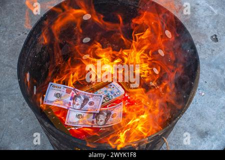 Cambodge, province de Kampot, Kampot, festival du Têt ou nouvel an chinois, tradition de brûler de faux billets de banque comme offrande aux ancêtres décédés Banque D'Images