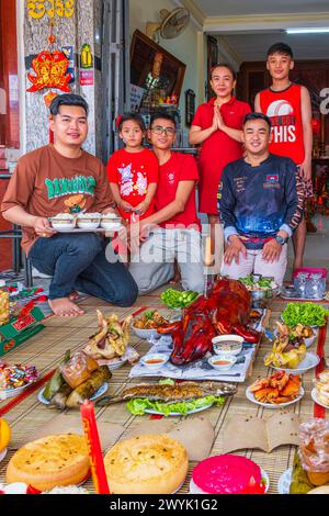 Cambodge, province de Kampot, Kampot, fête du Têt ou nouvel an chinois, préparation du repas du nouvel an devant l'autel des ancêtres pour les inviter à célébrer le Têt avec les vivants Banque D'Images