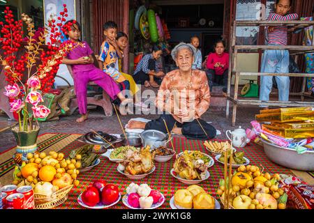 Cambodge, province de Kampot, Kampot, fête du Têt ou nouvel an chinois, préparation du repas du nouvel an devant l'autel des ancêtres pour les inviter à célébrer le Têt avec les vivants Banque D'Images