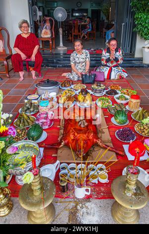 Cambodge, province de Kampot, Kampot, fête du Têt ou nouvel an chinois, préparation du repas du nouvel an devant l'autel des ancêtres pour les inviter à célébrer le Têt avec les vivants Banque D'Images